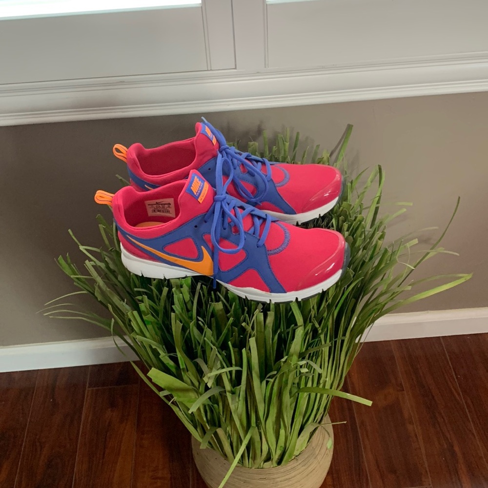 Women Nike tennis shoes like new